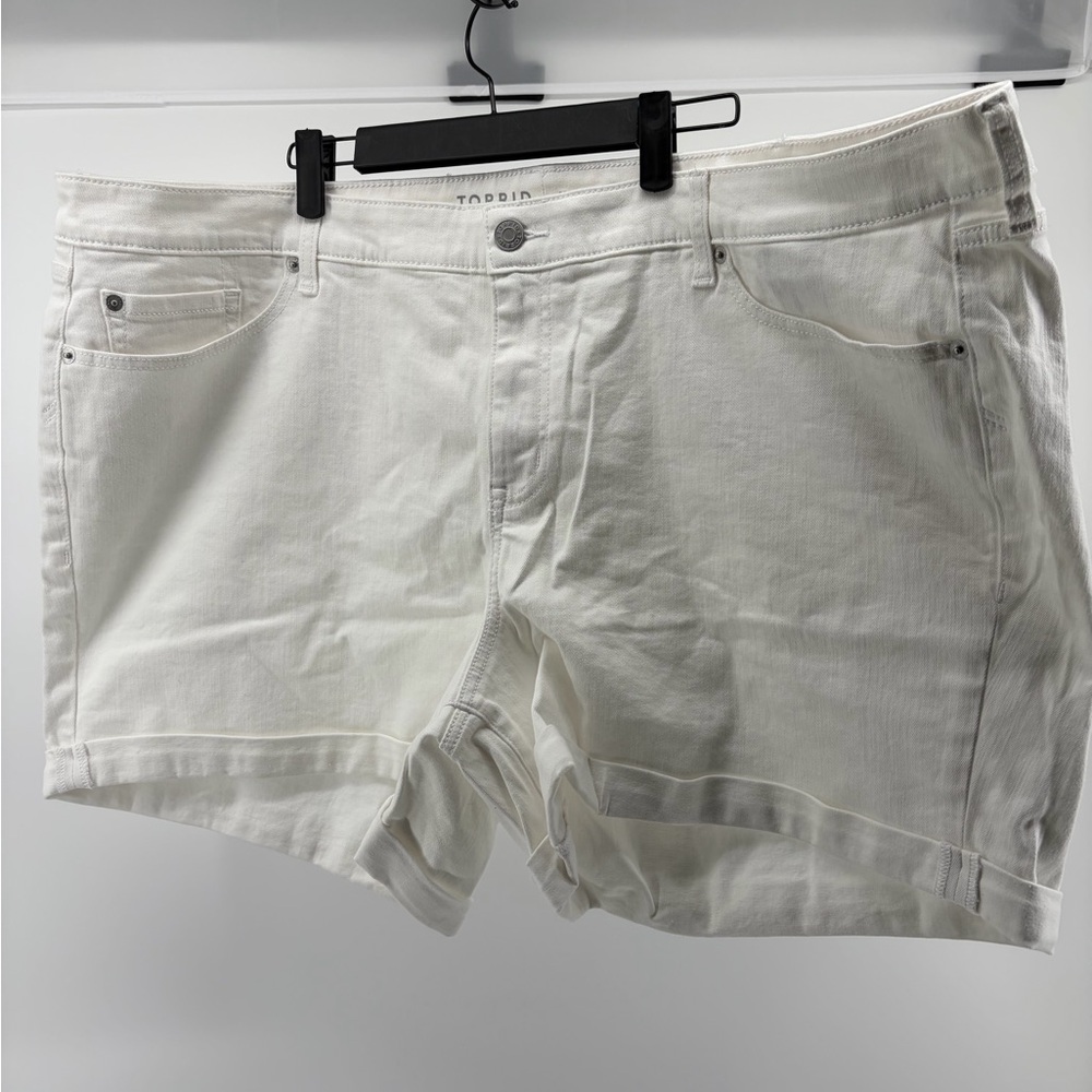 Torrid Women's Feel The Fit Perfect 5" Vintage Stretch White Denim Size 26